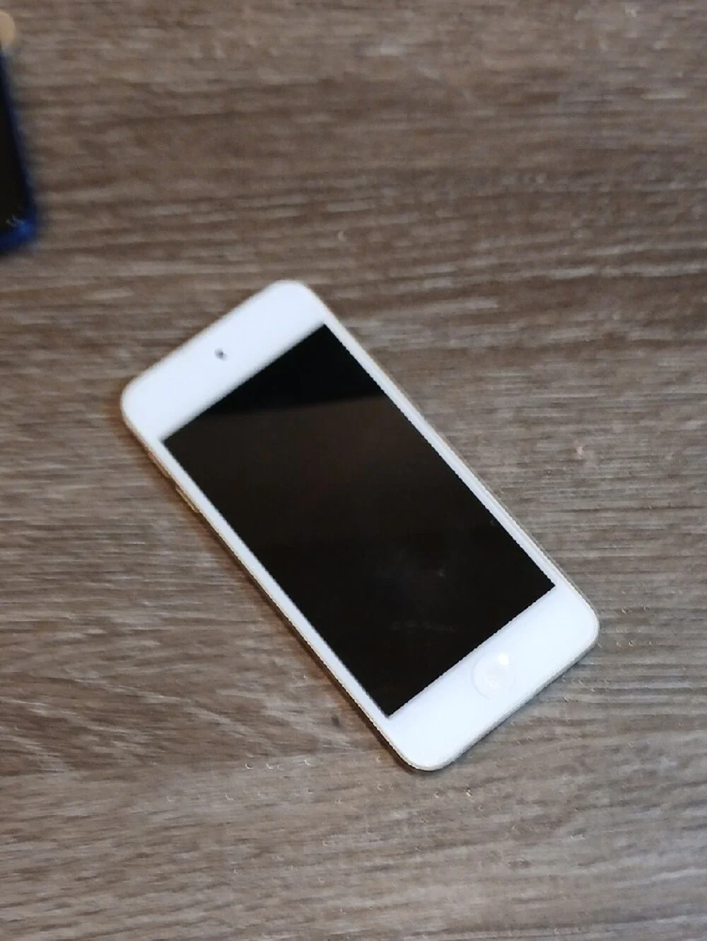 Apple iPod Touch White with Black Screen